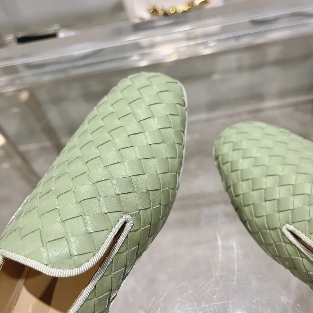 [BV] Top P: 760💰Size for couples: 35-44 (Female 40.41. Male 38 45. Customized and non-returnable) (Bottega Veneta) Genuine leather outsole classic woven beanie shoes, set of feet and heels for two wears Blessed are the little feet👣👣Comfortable casual shoes that can be worn all year round, made of imported first-layer sheepskin➕fine-quality sheepskin leather, imported sheepskin lining, luxury genuine leather outsole [rose][rose], Bottega Veneta is an Italian luxury brand. Made using traditional Italian leather craftsmanship. .